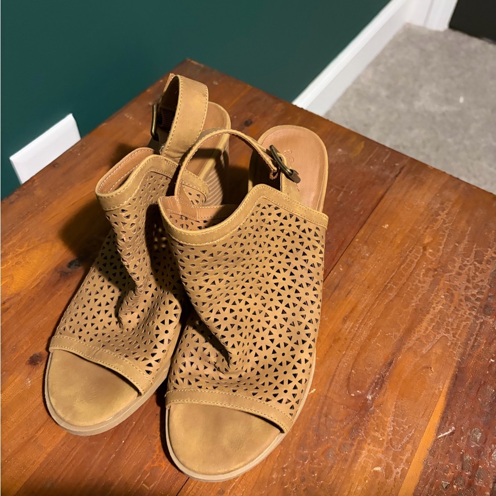 Universal Thread Tan Cutout Heels - Picture 3 of 3